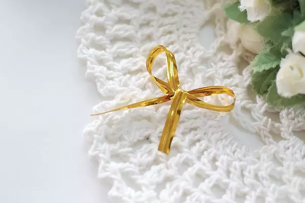 Złote metalowe spinacze do zawijania